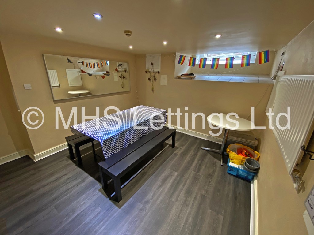 Photo of 5 Bedroom Mid Terraced House in 8 Beechwood Crescent, Leeds, LS4 2LL