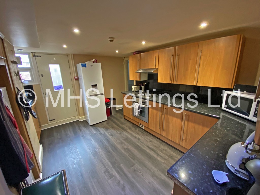 Photo of 5 Bedroom Mid Terraced House in 8 Beechwood Crescent, Leeds, LS4 2LL