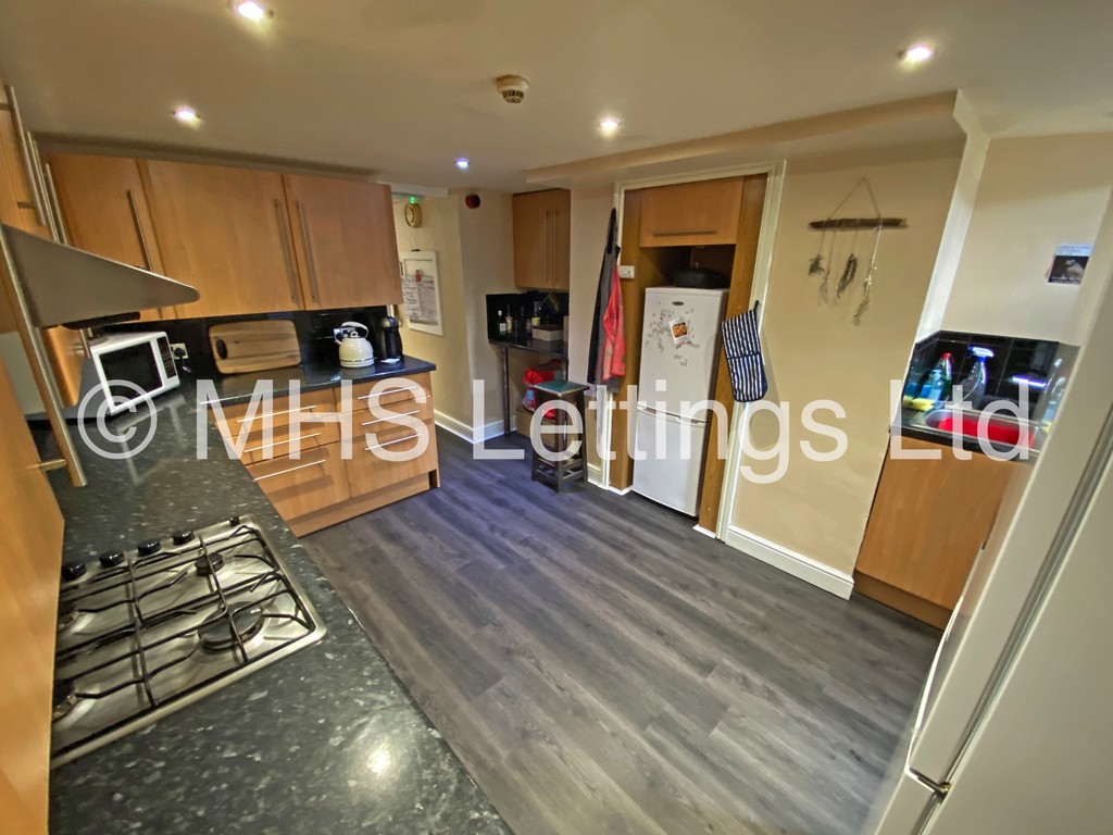 Photo of 5 Bedroom Mid Terraced House in 8 Beechwood Crescent, Leeds, LS4 2LL