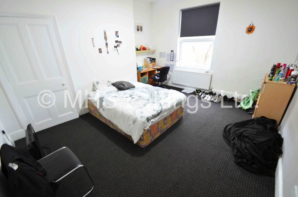 Photo of 8 Bedroom Mid Terraced House in 20 Hyde Park Terrace, Leeds, LS6 1BJ