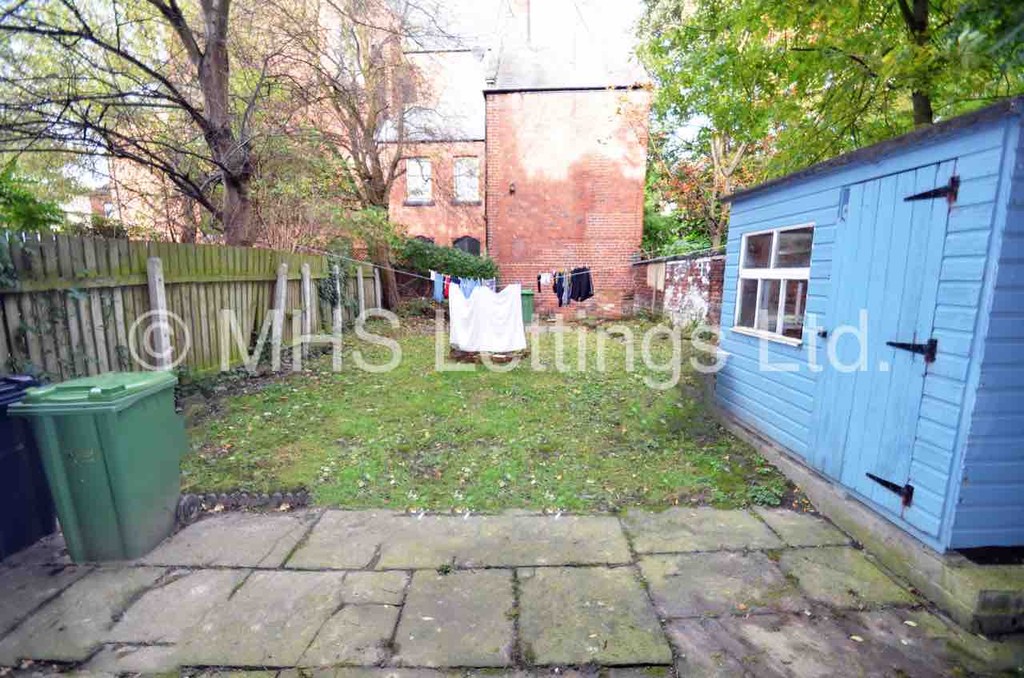 Photo of 8 Bedroom Mid Terraced House in 20 Hyde Park Terrace, Leeds, LS6 1BJ