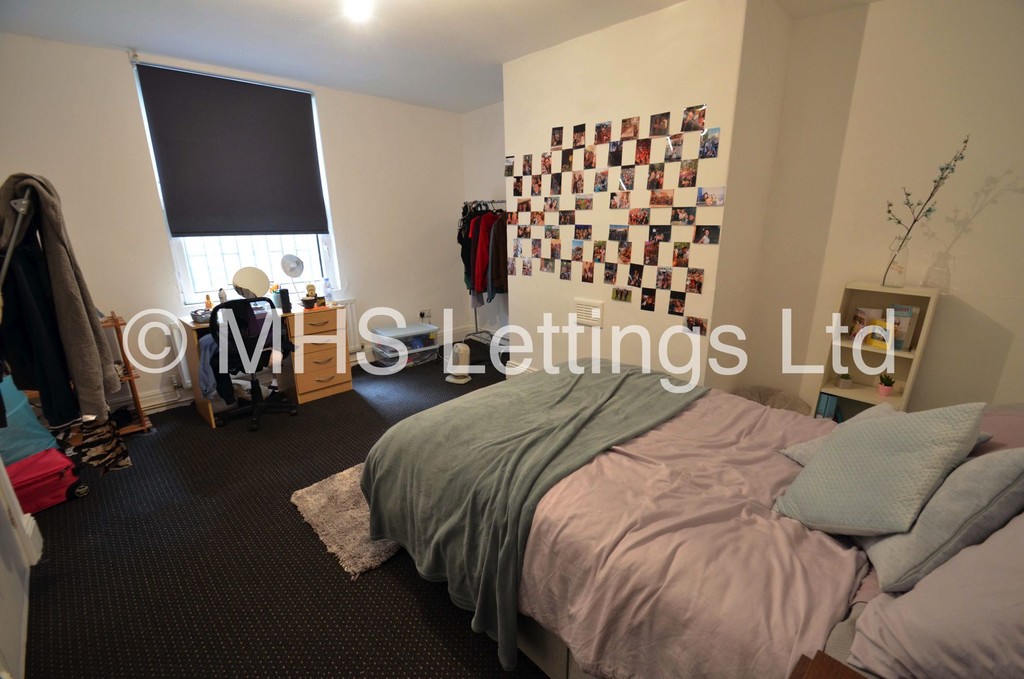 Photo of 8 Bedroom Mid Terraced House in 20 Hyde Park Terrace, Leeds, LS6 1BJ