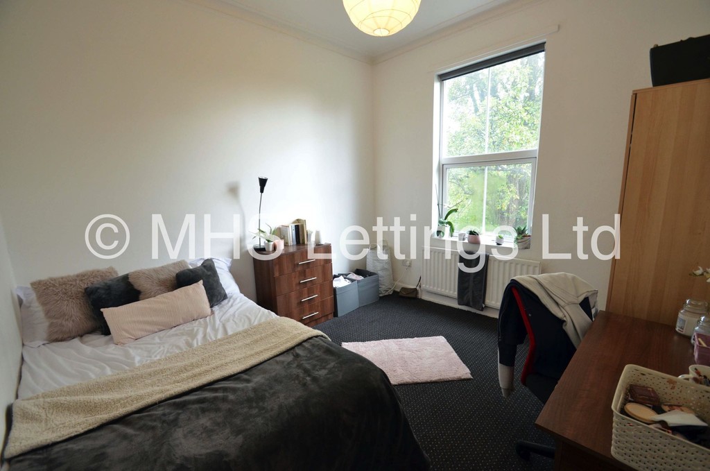 Photo of 8 Bedroom Mid Terraced House in 20 Hyde Park Terrace, Leeds, LS6 1BJ