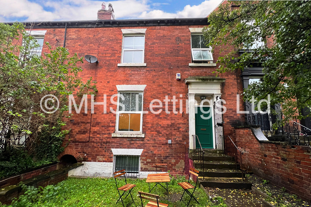 Photo of 8 Bedroom Mid Terraced House in 20 Hyde Park Terrace, Leeds, LS6 1BJ