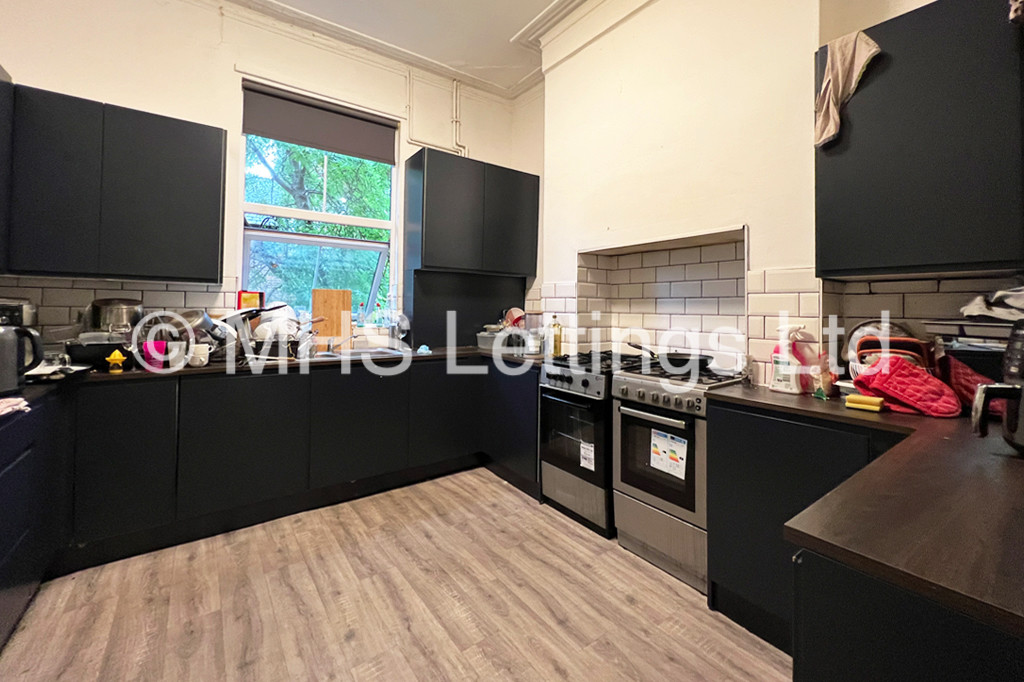 Photo of 8 Bedroom Mid Terraced House in 20 Hyde Park Terrace, Leeds, LS6 1BJ