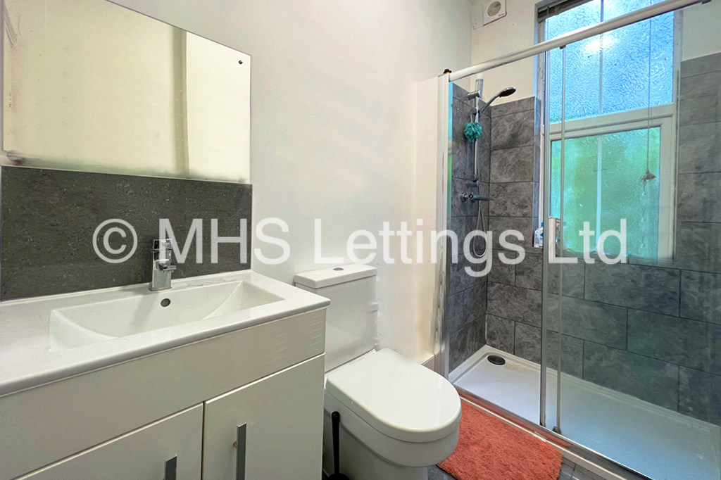 Photo of 8 Bedroom Mid Terraced House in 20 Hyde Park Terrace, Leeds, LS6 1BJ