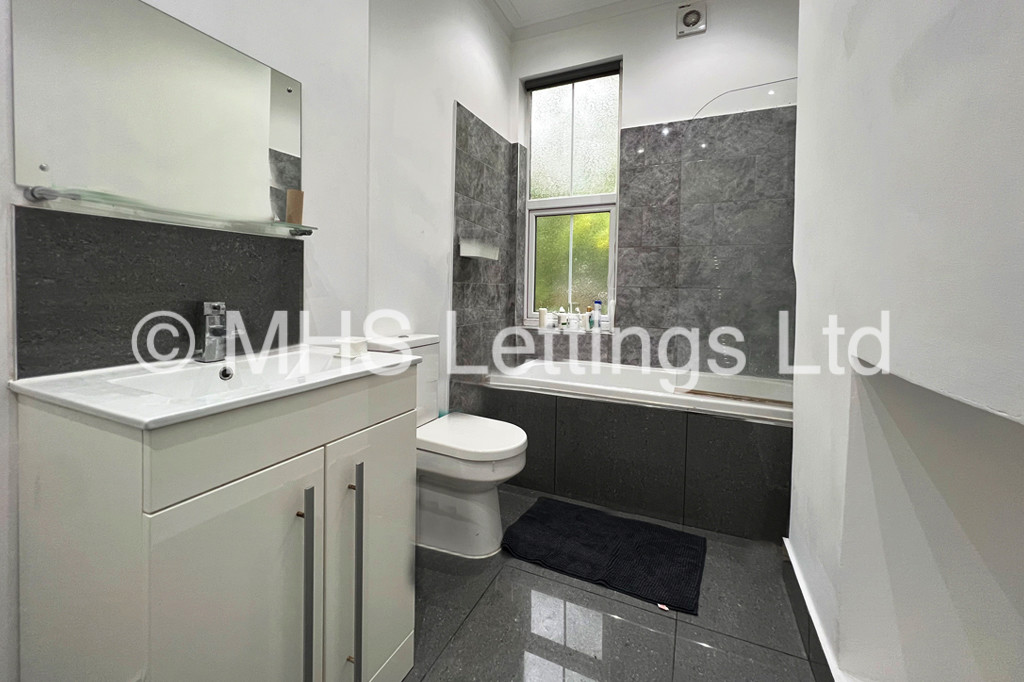 Photo of 8 Bedroom Mid Terraced House in 20 Hyde Park Terrace, Leeds, LS6 1BJ
