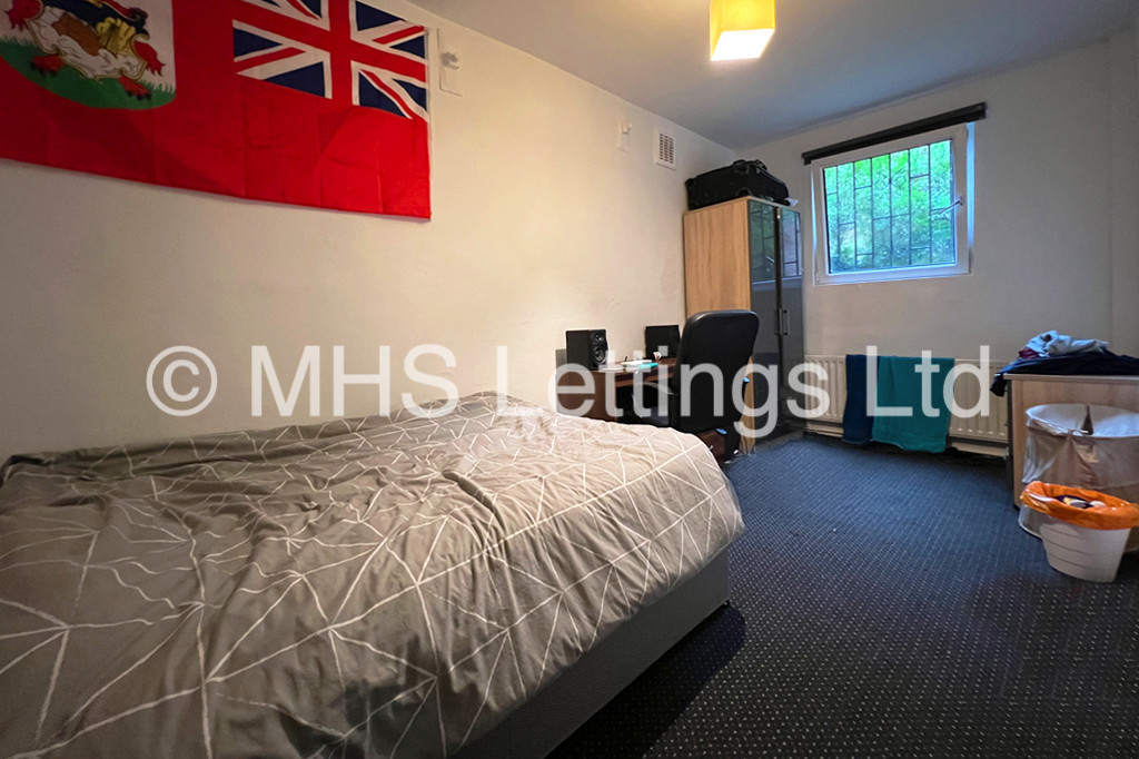 Photo of 8 Bedroom Mid Terraced House in 20 Hyde Park Terrace, Leeds, LS6 1BJ