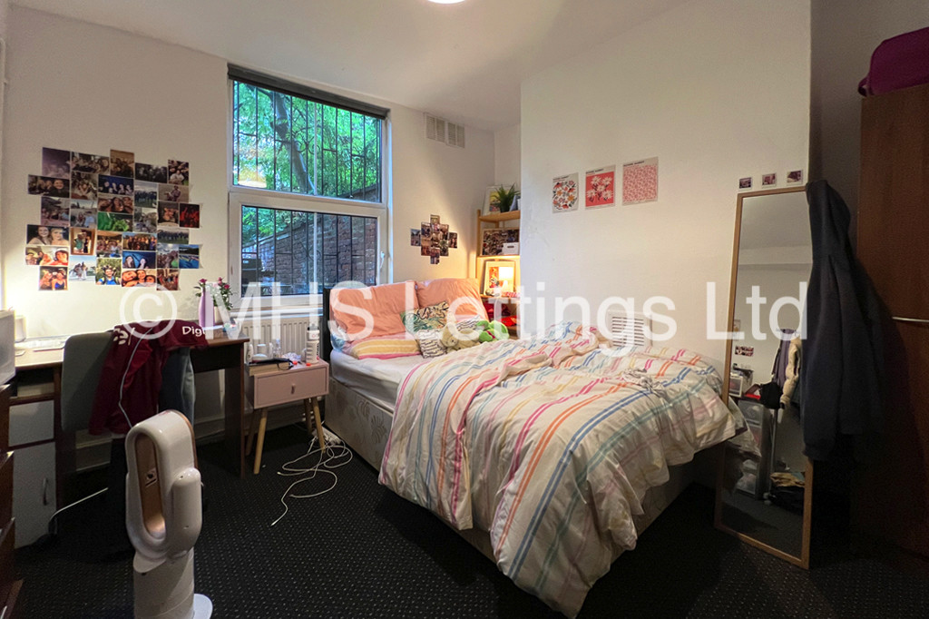 Photo of 8 Bedroom Mid Terraced House in 20 Hyde Park Terrace, Leeds, LS6 1BJ