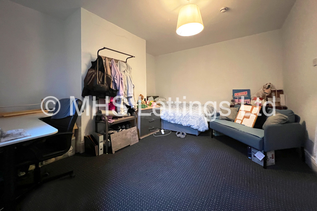 Photo of 8 Bedroom Mid Terraced House in 20 Hyde Park Terrace, Leeds, LS6 1BJ