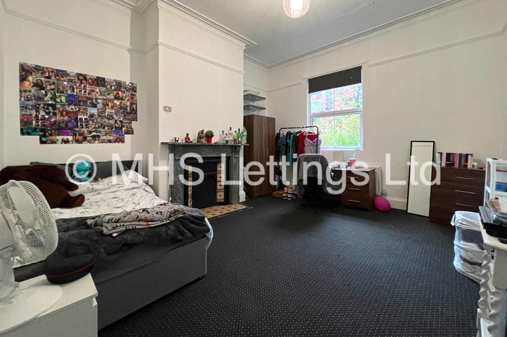 Photo of 8 Bedroom Mid Terraced House in 20 Hyde Park Terrace, Leeds, LS6 1BJ