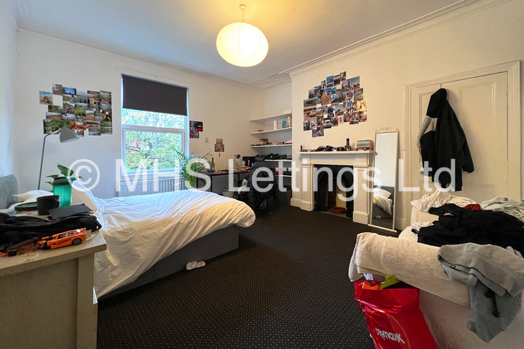 Photo of 8 Bedroom Mid Terraced House in 20 Hyde Park Terrace, Leeds, LS6 1BJ
