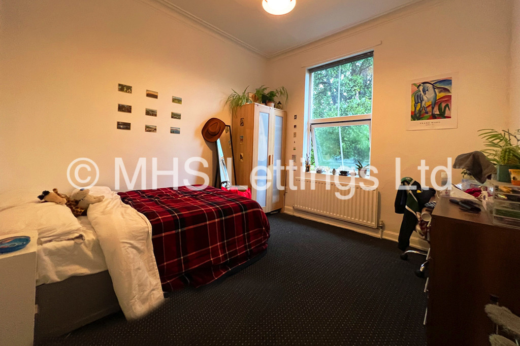 Photo of 8 Bedroom Mid Terraced House in 20 Hyde Park Terrace, Leeds, LS6 1BJ