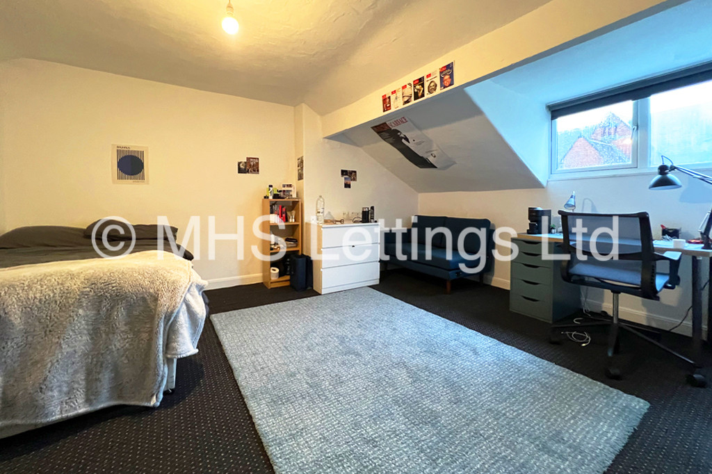 Photo of 8 Bedroom Mid Terraced House in 20 Hyde Park Terrace, Leeds, LS6 1BJ